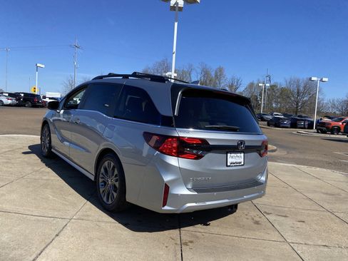 New 2026 Honda Odyssey Touring image 8