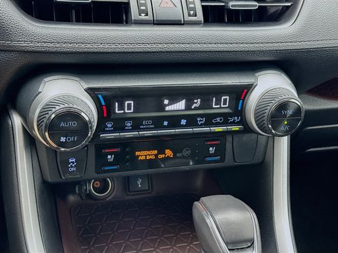 Used 2022 Toyota RAV4 Limited image 11