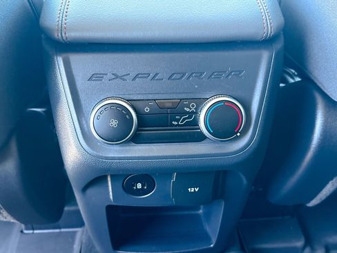 Used 2025 Ford Explorer Active AWD/4WD image 23