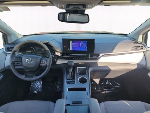 Used 2025 Toyota Sienna LE w/ LE Plus Package FWD image 10
