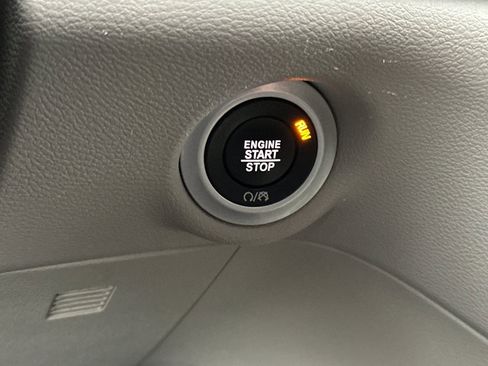 Used 2024 Chrysler Pacifica Touring-L image 24