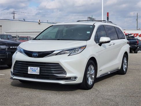 Used 2021 Toyota Sienna Limited image 3
