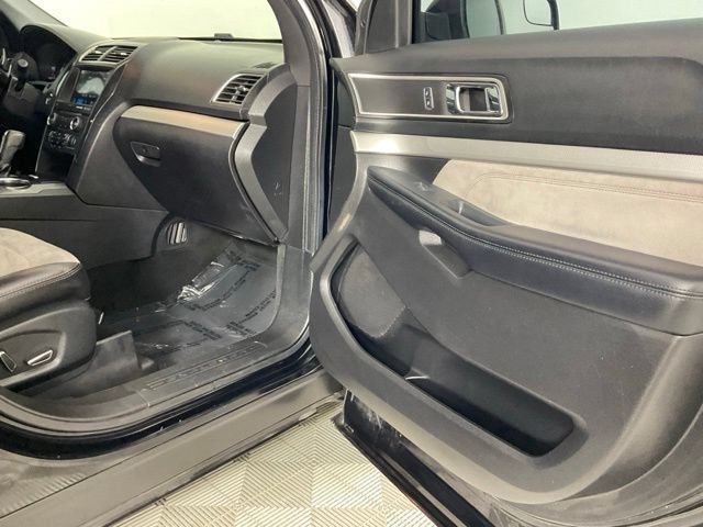 Used 2017 Ford Explorer XLT w/ Equipment Group 202A AWD/4WD image 20