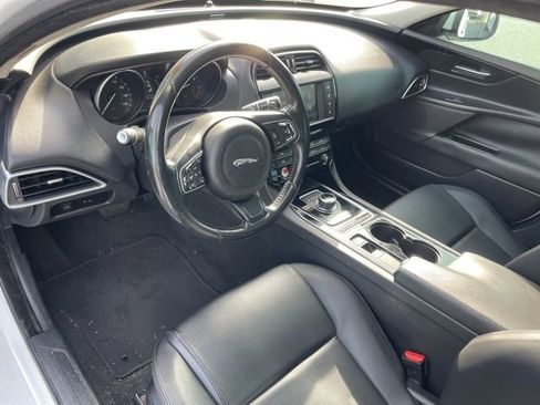 Used 2017 Jaguar XE image 5