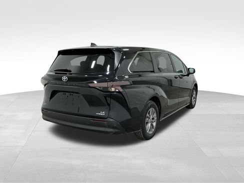 Used 2024 Toyota Sienna LE image 3