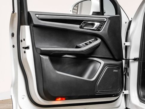 Used 2017 Porsche Macan S image 38