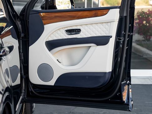 Used 2023 Bentley Bentayga AWD/4WD image 29