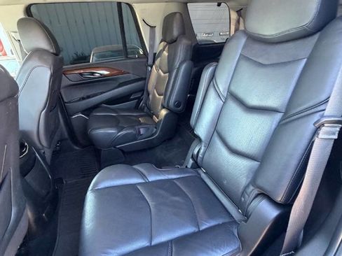 Used 2016 Cadillac Escalade Luxury image 18