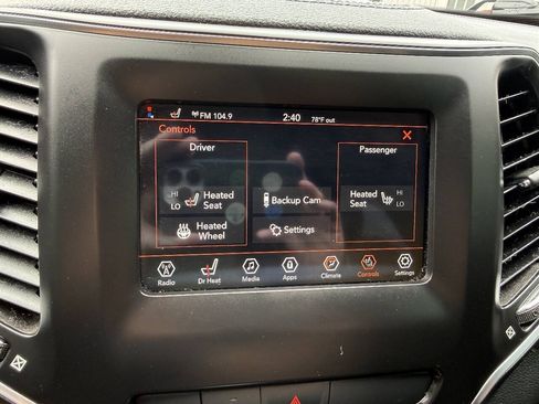 Used 2019 Jeep Cherokee Latitude Plus w/ Cold Weather Group AWD/4WD image 12
