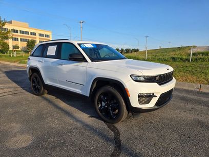 Used 2025 Jeep Grand Cherokee Limited w/ Black Appearance Package