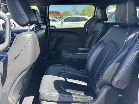 Used 2024 Chrysler Pacifica Limited FWD image 14