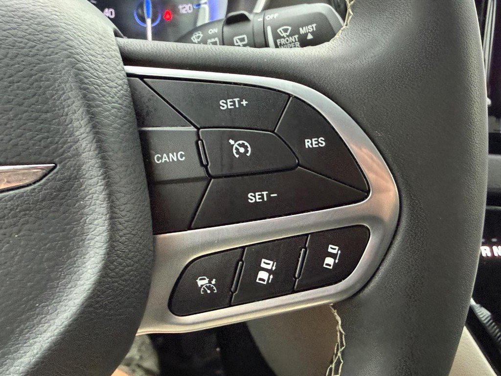 Used 2024 Chrysler Pacifica Touring-L FWD image 19
