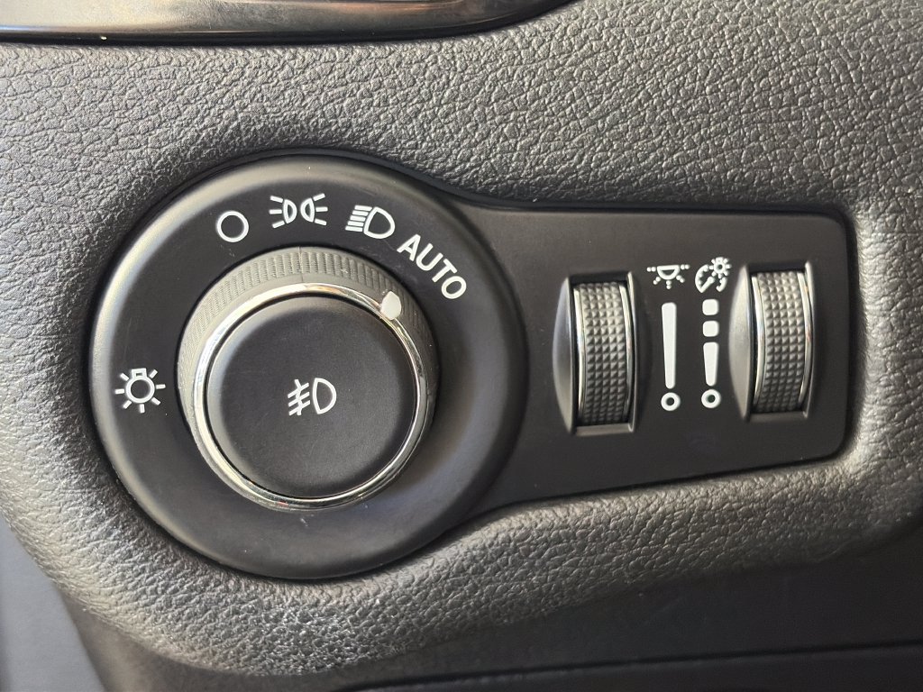 Used 2019 Jeep Cherokee Latitude Plus AWD/4WD image 25