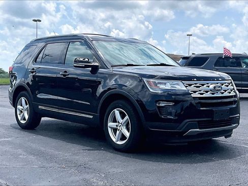 Used 2019 Ford Explorer XLT w/ Equipment Group 202A FWD image 3