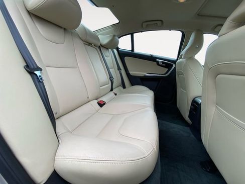 Used 2018 Volvo S60 T5 Inscription image 14