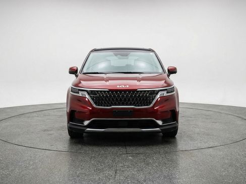 Used 2025 Nissan Versa SV image 2