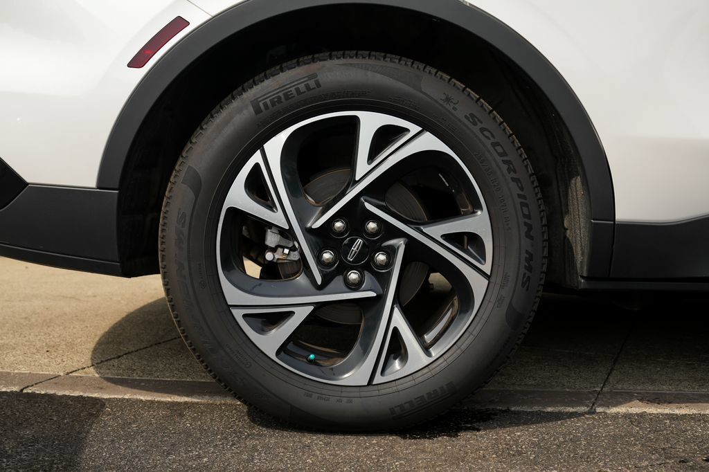 Used 2025 Lincoln Nautilus Premier AWD/4WD image 36