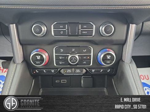 Used 2024 GMC Yukon XL SLT image 18