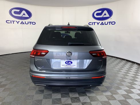 Used 2018 Volkswagen Tiguan SE w/ Panoramic Sunroof Package FWD image 4