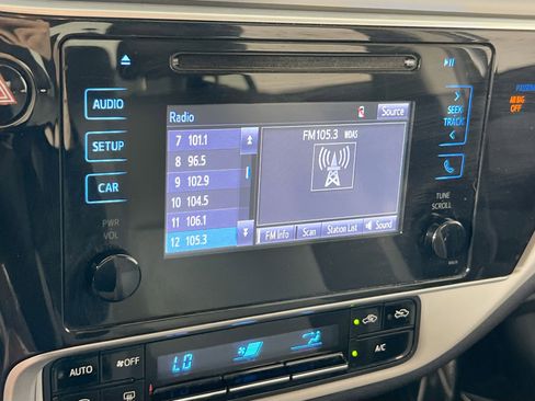 Used 2018 Toyota Corolla LE FWD image 14