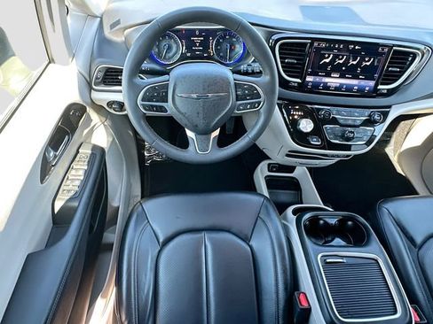 Used 2023 Chrysler Pacifica Touring-L FWD image 21