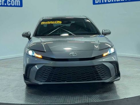 Used 2025 Toyota Camry SE image 3