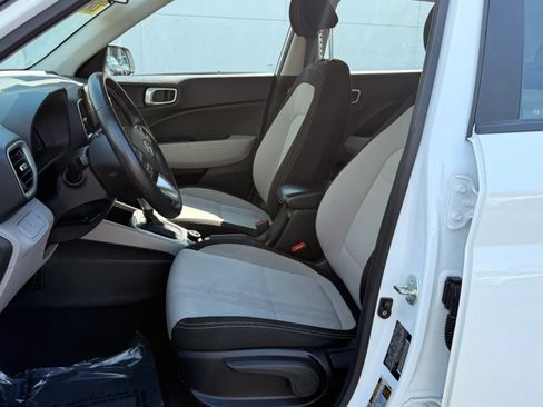 Used 2025 Hyundai Venue SEL FWD image 12