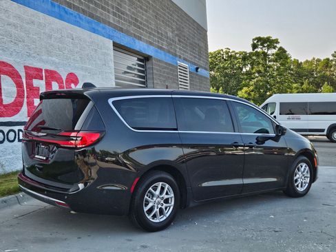 Used 2023 Chrysler Pacifica Touring-L FWD image 7