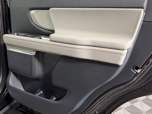 Used 2025 Ford Expedition Active image 31