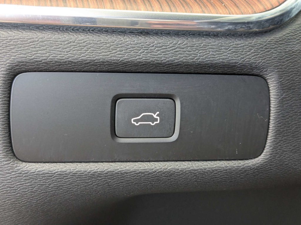 Used 2024 Volvo XC60 B5 Plus w/ Protection Package Premier AWD/4WD image 32