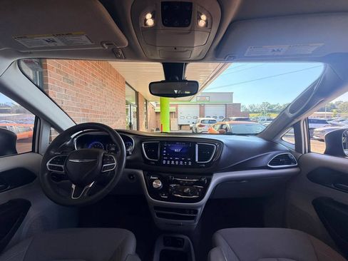 Used 2017 Chrysler Pacifica Touring FWD image 24