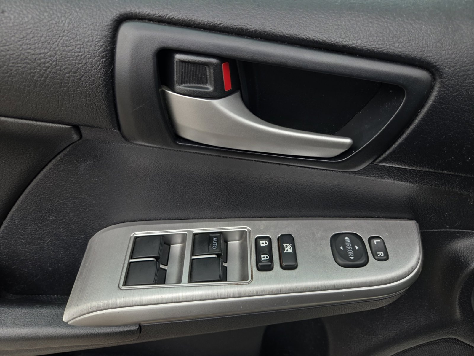 Used 2014 Toyota Camry SE FWD image 18