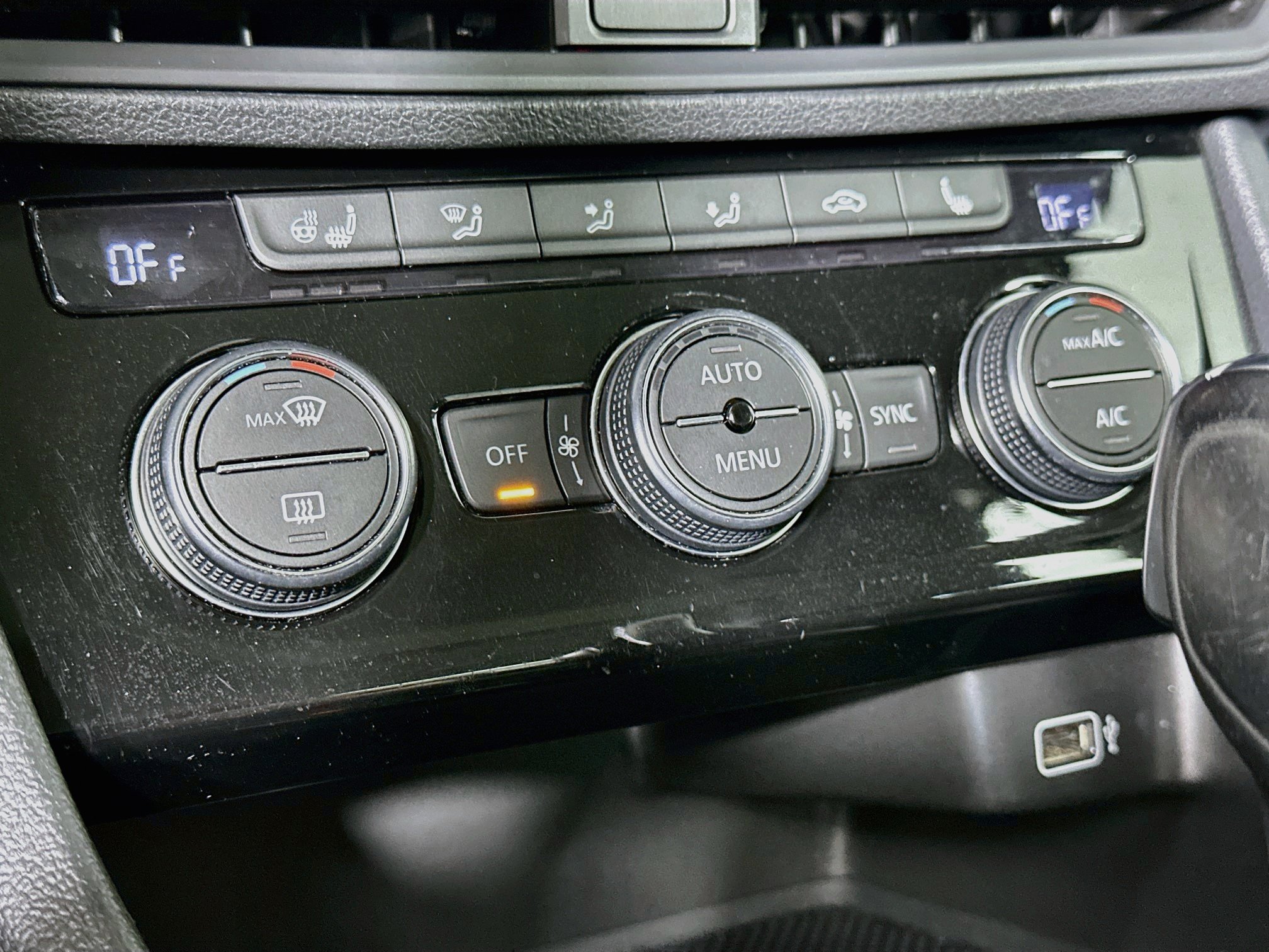 Used 2019 Volkswagen Jetta SE w/ Cold Weather Package FWD image 23