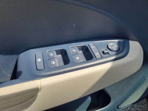 Used 2020 Hyundai Venue FWD image 15