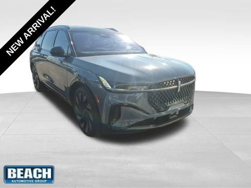 Used 2025 Lincoln Nautilus Reserve image 1