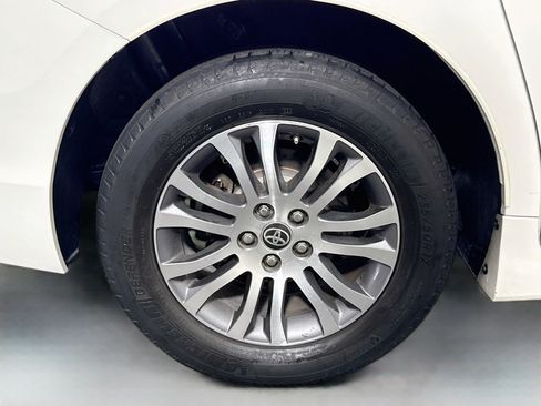 Used 2020 Toyota Sienna XLE w/ XLE Navigation Package FWD image 33