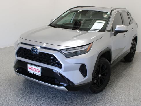 Used 2022 Toyota RAV4 SE w/ Convenience Package AWD/4WD image 2