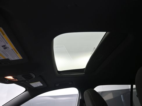 Certified 2025 Chevrolet Trax RS w/ Sunroof Package FWD image 25