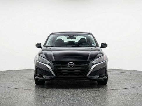 Used 2025 Nissan Altima 2.5 SV FWD image 2