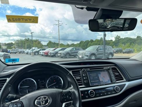 Used 2019 Toyota Highlander XLE AWD/4WD image 21