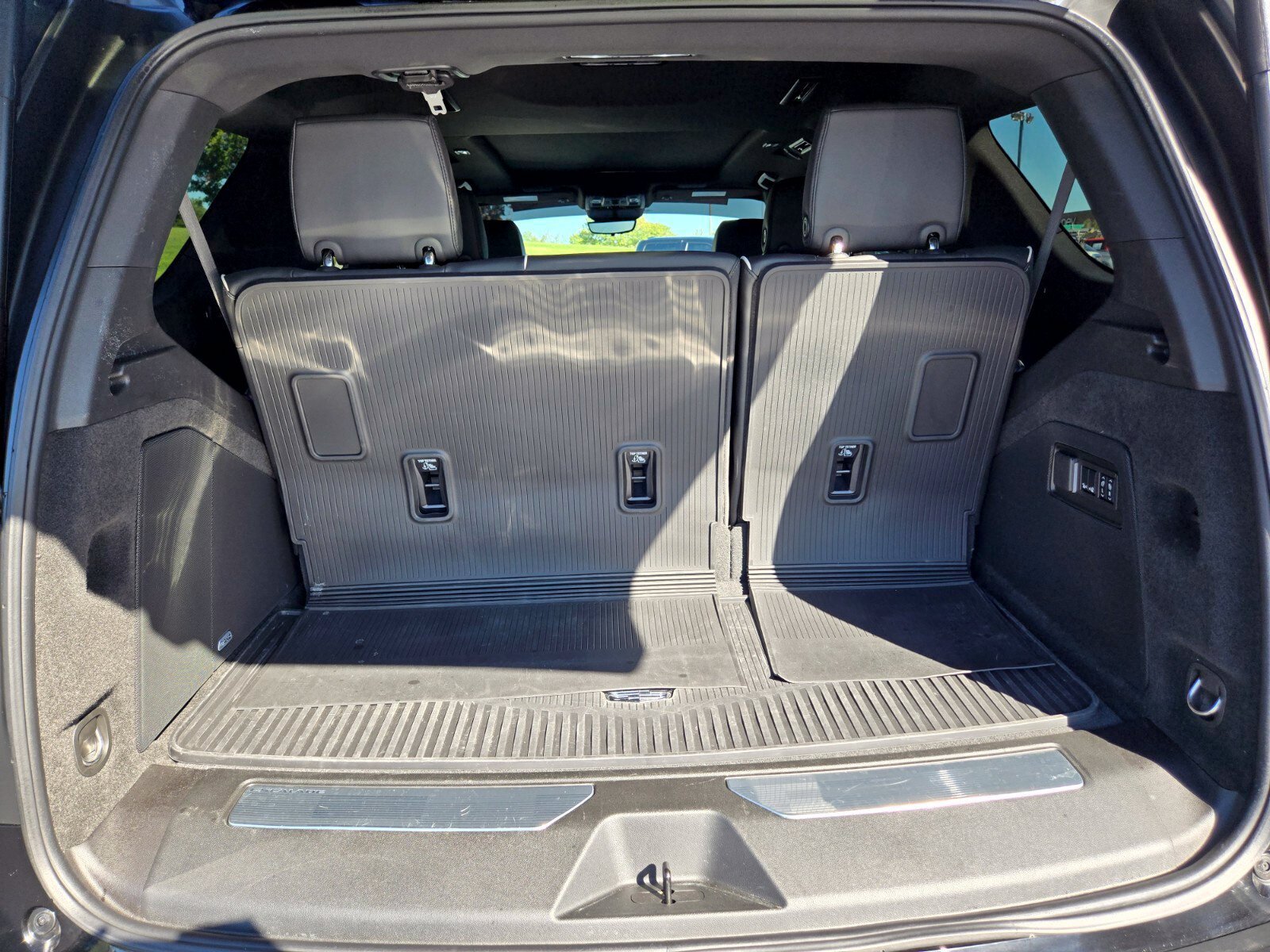 Used 2024 Cadillac Escalade Premium Luxury AWD/4WD image 18