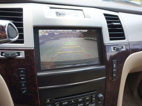 Used 2013 Cadillac Escalade Premium image 40