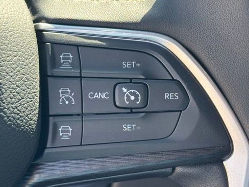 Certified 2025 Jeep Grand Cherokee Altitude AWD/4WD image 17