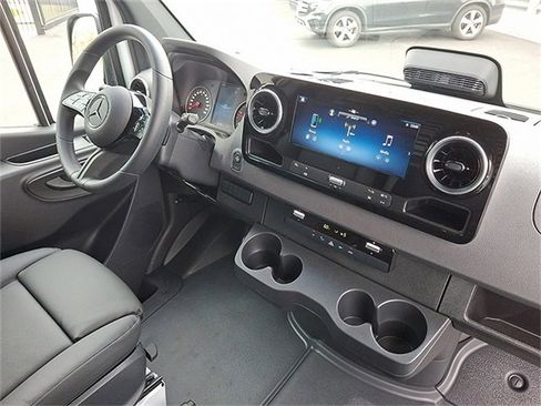 Used 2025 Mercedes-Benz Sprinter 2500 image 10