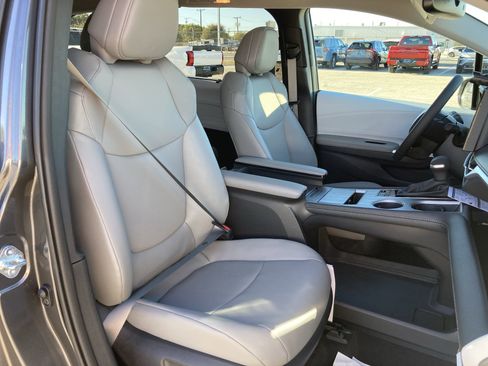 Certified 2025 Toyota Sienna XLE w/ XLE Plus Package image 28