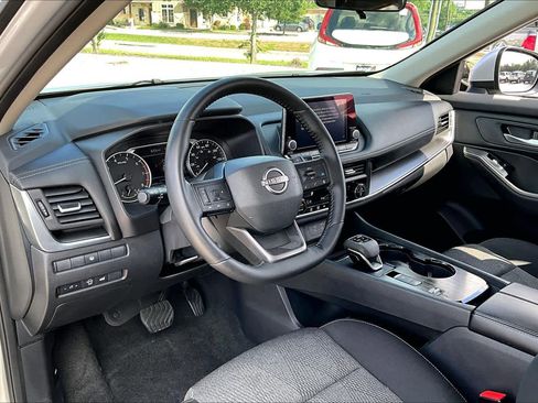 Certified 2025 Nissan Rogue SV FWD image 18