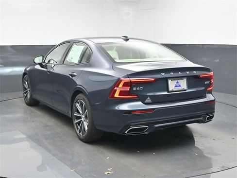 Used 2022 Volvo S60 B5 Momentum w/ Premium Package image 6
