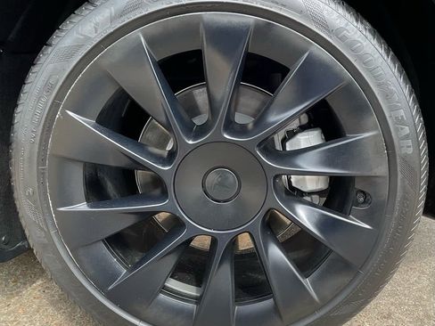 Used 2024 Tesla Model Y Long Range RWD image 15