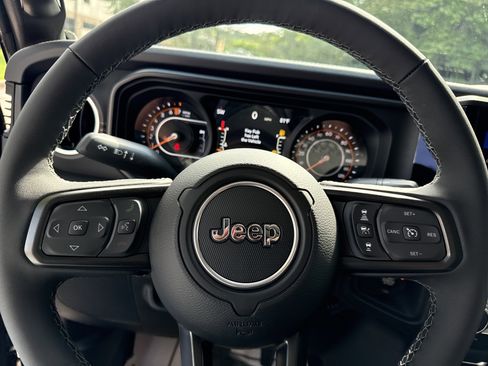 New 2025 Jeep Gladiator Sport AWD/4WD image 19