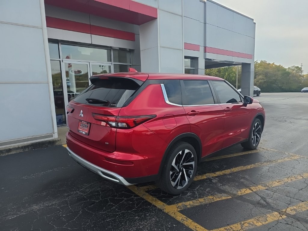 Used 2023 Mitsubishi Outlander SE AWD/4WD image 3